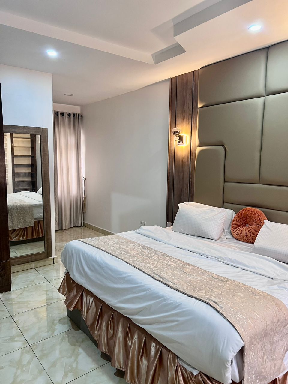 4-bedroom luxury apartment. Yard.