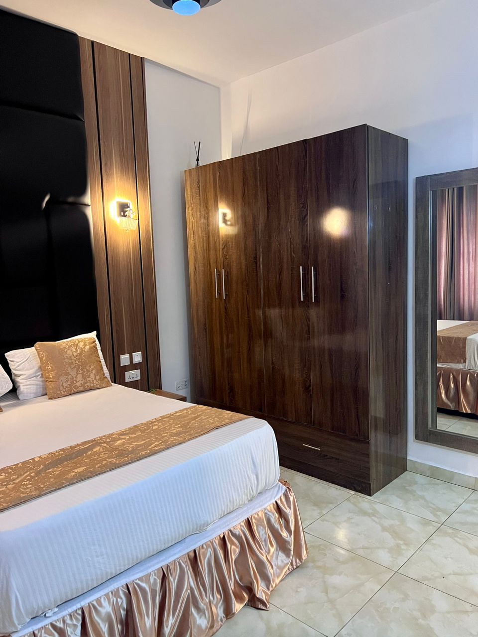 4-bedroom luxury apartment. Yard.